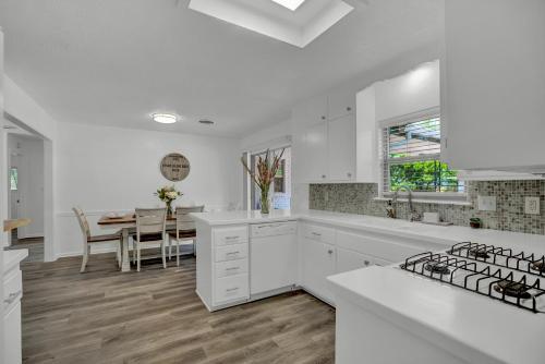 New Charming House With Hot Tub And Grill And Pool Table