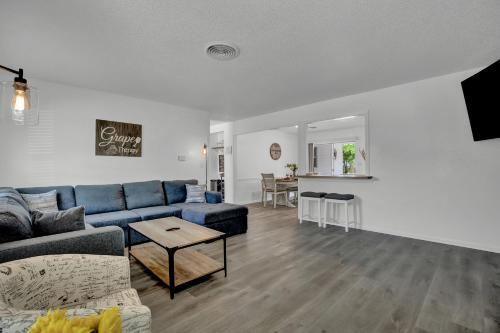 New Charming House With Hot Tub And Grill And Pool Table