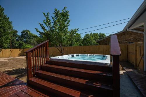 New Charming House With Hot Tub And Grill And Pool Table