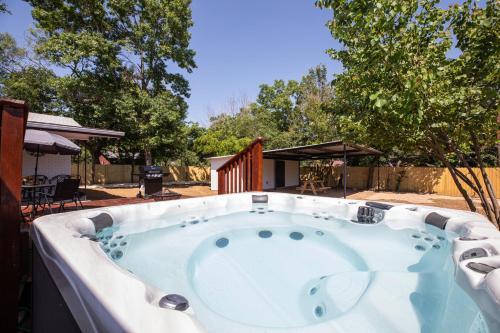 New Charming House With Hot Tub And Grill And Pool Table