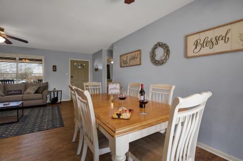 Cozy Haus With Fire Pit - 3 Min Drive To Main St!
