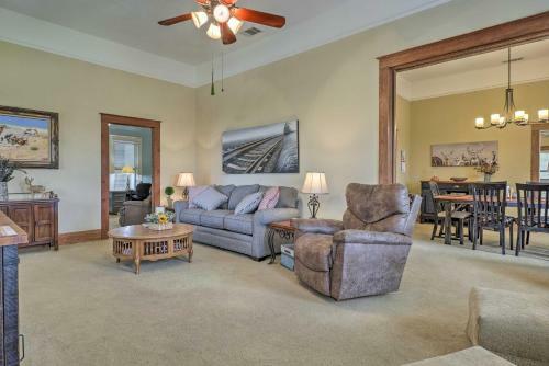 Quaint 2-acre Lockhart Home About 9 Mi To Town