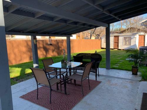 Oasis Near Dfw Airport With Mediterranean Setting