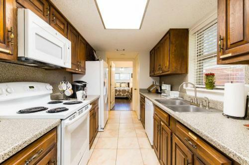 Oasis Near Dfw Airport With Mediterranean Setting