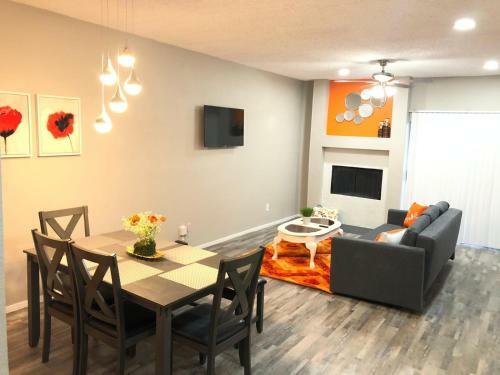 O-range Venue Apartment : Pool View, King Bed & Car Garage