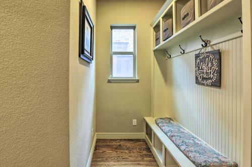 Chic Family-friendly Home In Irving With Yard!