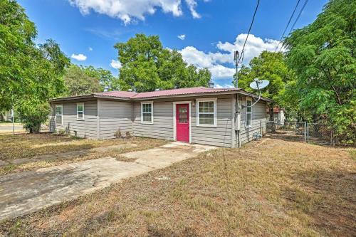 Llano Home With Yard Walk To Restaurants!