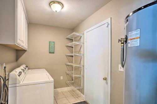 Modern Mabank Getaway With On-site Reservoir Access!