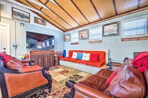 Colorful Martindale Home On San Marcos River