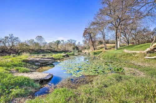 Colorful Martindale Home On San Marcos River
