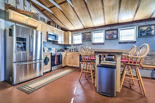 Colorful Martindale Home On San Marcos River