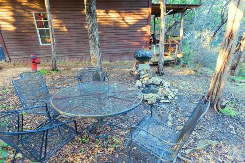 The Firehouse At Creekside Camp & Cabins