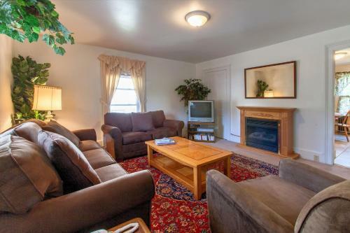Hostal Village Suites