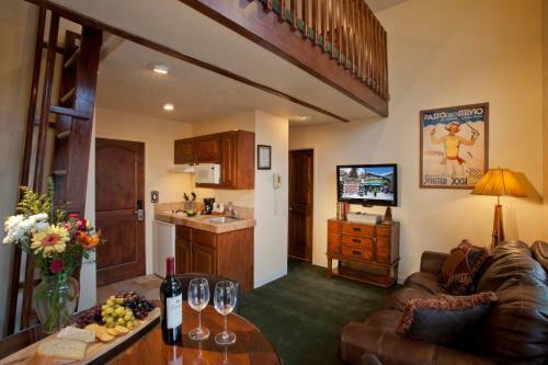 Hotel Alpine Village Suites