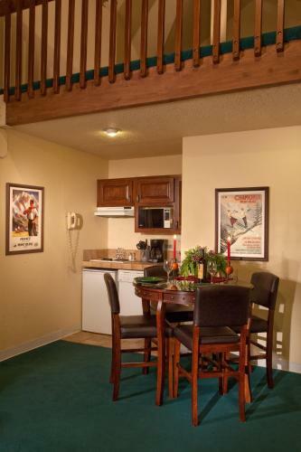 Hotel Alpine Village Suites