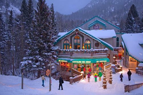 Hotel Alpine Village Suites