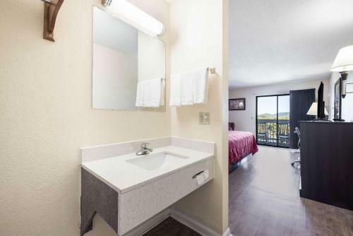 Hotel Relax Inn - Waynesville