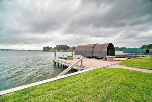Lavish Lakefront House With Pool Table And Patio!