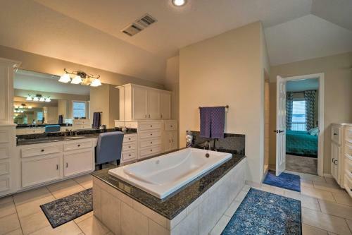 Lavish Lakefront House With Pool Table And Patio!