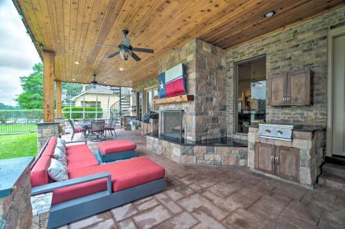 Lavish Lakefront House With Pool Table And Patio!