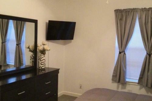 Beautiful 2 - Bedroom Apartment In Central Mcallen