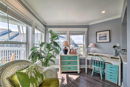 Apartamento Coastal Condo With Outdoor Pool - Pets Welcome!
