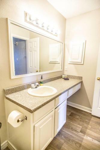 Relaxing Midland 1br - Pool - Balcony