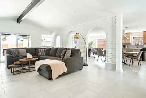 Remodeled 4 Bedroom Home With Pool And Pool Table