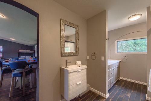 Hill Country Getaway Br 2230b