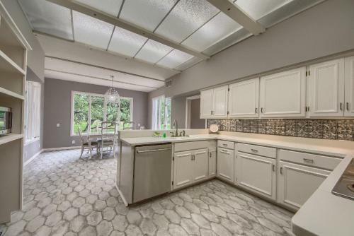 Hill Country Getaway Br 2230b
