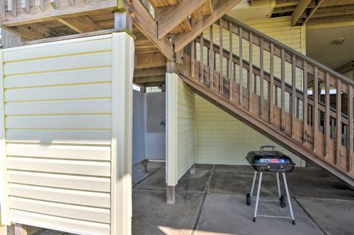 Beachfront Galveston Getaway With Deck And Views!