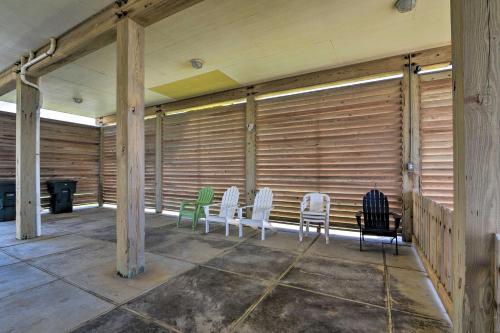 Beachfront Galveston Getaway With Deck And Views!