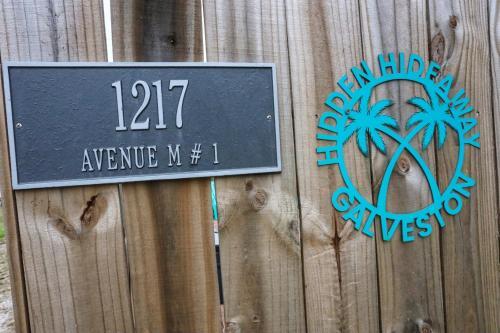 Hidden Hideaway! Bungalow 2 Blocks From The Beach! Sleeps 4-5.