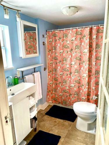 Gorgeous Bungalow Mins To Beach, Strand, & Utmb
