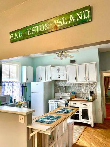 Gorgeous Bungalow Mins To Beach, Strand, & Utmb