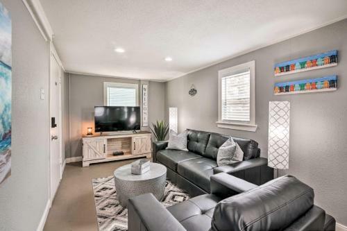 Modern Galveston Home With Grill And Fire Pit!