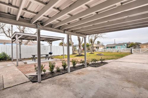 Modern Galveston Home With Grill And Fire Pit!
