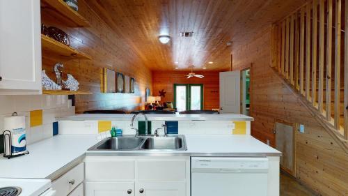 Tc203- Bron's Beach Shack Townhouse