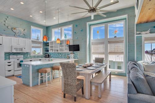 Bb614- Nauti Beach Formally Pickled Parrot Home