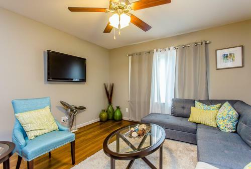 The Blue Door Bungalow - Luxury Home Downtown Houston