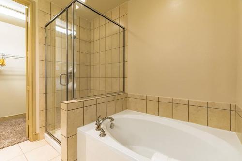 Apartamento Spacious Getaway In Central Location + Pool
