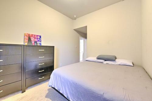 Spacious Houston Getaway With Grill And Theater!
