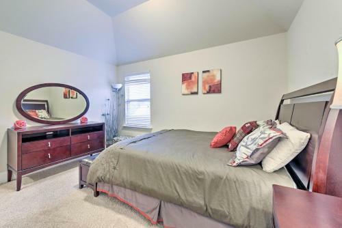 Spacious Houston Getaway With Grill And Theater!