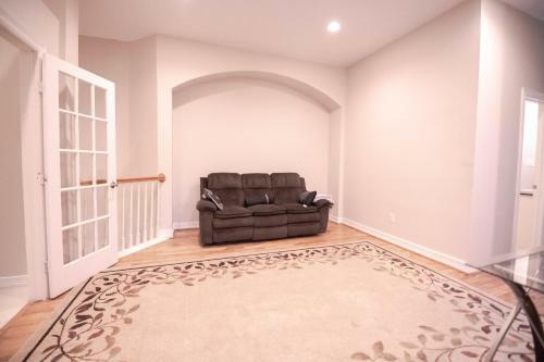 River Oaks - 4 Bedrooms / 3700 Sqft
