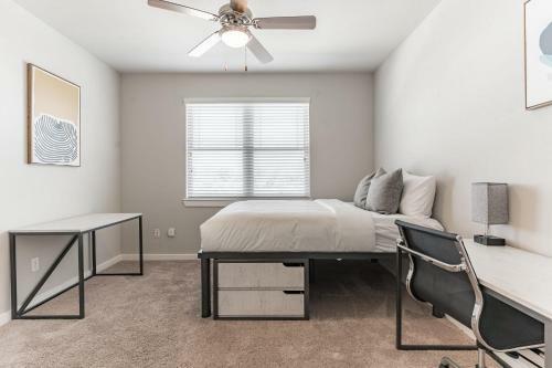 Vibrant Close To Uh Apartment With Pool