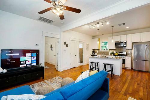 East Downtown Private Restored Historic Apartment