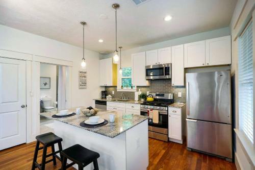 East Downtown Private Restored Historic Apartment