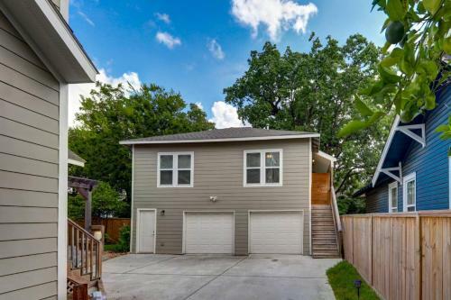 East Downtown Private Restored Historic Apartment