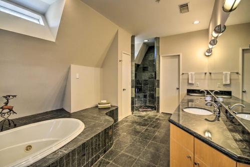Chic Abode With City Views, 2 Mi To Museum Park