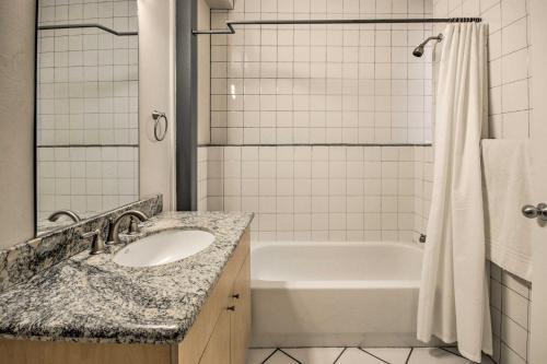 Chic Abode With City Views, 2 Mi To Museum Park